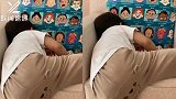 章子怡晒儿子爬沙发视频，小短腿来回倒腾，奶音萌翻了