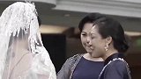 新娘穿婚纱上台和两位母亲对话