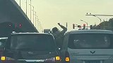 随后发生口角，都打了双闪讲究人