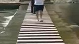 女子在禁游区游泳被大爷套头拉回
