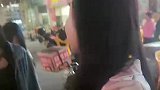 一群女生围着男生，一直要求买奶茶