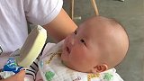 小宝宝看到冰淇淋只能看不能吃，接下来的笑容笑得好尴尬，萌啊！