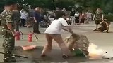 煤气罐灭火演习，这大姐挺身而出，火势怎么越来越多了