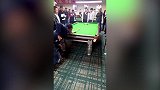这位老哥的开球方式 能让你鼻血直流