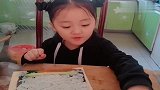 宝贝现场教学卷寿司，声称自己是万能的，真是太能吹了