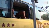 【辽宁】旅游客车失控逆行连撞4车 女孩从小车天窗爬出赶去上学
