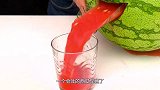外国小伙对西瓜下手了，多种花样的吃法，你意想不到啊