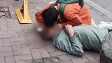 老人突然摔倒，高三学生跪地做人工呼吸施救