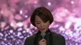46岁董卿格子衫搭工装裤知性大方，优雅甜笑身姿如画