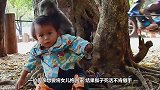猴子把小女孩当成自己的孩子，抱着小女孩一步也不让离开！