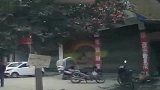 女司机错把油门当刹车 开着越野冲进早餐店_超清