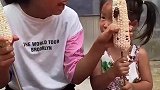 七彩童年：姐姐给妹妹拿来了玉米
