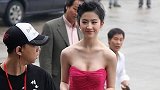 刘亦菲挑战五十度裙，颠覆往日形象，网友：想不到还有这样一面