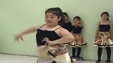 拉丁舞小胖妞舞蹈展示，努力的样子真美！
