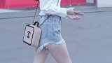 街拍肤白貌美的长发小姐姐，笑容甜美，看到她有恋爱的感觉