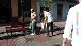 悄悄把假蛇挂在妹子身上，黑妹吓得尖叫狂奔