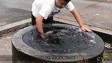 农村有一口井突然水位暴涨，小伙搅拌了几下，不料意外发生了