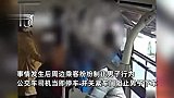 男子公交车上拒绝婆婆关窗户，连续殴打老人十多拳，视频曝光令人气愤