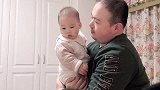 视频记录爸爸带娃，小宝宝和爸爸相处的真和谐，宝宝简直太可爱了
