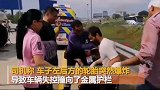 泰国一辆巴士高速上爆胎撞路障 车内4名乘客被甩飞