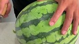 哥哥买回来的西瓜，掰开里面的颜色鲜红，吃起来一定非常甜！