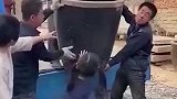 两男子欲把水缸搬下车，小女孩上前帮忙反被拉走