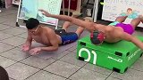 高校游泳社团招新，两名男生穿泳裤卖力陆游