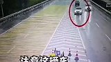 大货车正常行驶，却没注意车厢甩出车外，路边小车神自救！