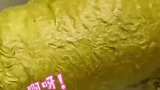 狗狗刚从泥地里滚回来，主人为狗子做深度皮毛SPA
