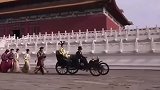 清朝的汽车不允许坐着开，只能跪着开或拉着走，电影或是真实写照