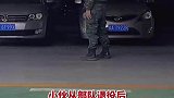 小伙从部队退役后一直练习熟悉的动作来解压