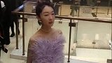 周冬雨活动现场穿的真仙，上台前的这个动作，让人粉丝一眼难尽