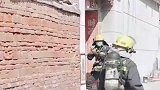 消防员奋不顾身的冲了进去