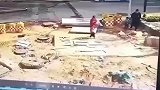 大妈带娃走进施工路面，突然掀开木板跳进去！