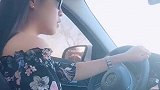 小姐姐这么年轻就开奔驰了，家里有矿啊这方向盘打的太溜了