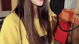 姑娘演唱《可不可以》，歌声优柔无力，但是却好听
