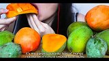 小姐姐吃的芒果看起来超级甜呀，看起来超级有食欲