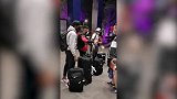 各就各位！重庆四大外援深夜抵达苏州赛区 大摩托剪刀手萌萌哒
