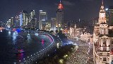 上海外滩瞬间客流达22万人次 “雨刷式”过马路太震撼