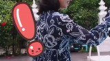 朱丹笑容灿烂极具感染力，侧身时小腹微微隆起疑似再度怀孕
