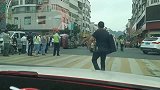 装载机就应该禁止上路,铲倒轿车,损失大了