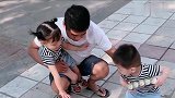 家有龙凤三胞胎兄妹,爸爸只宠他的女儿,典型的女儿奴啊