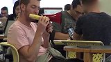 国外恶搞，小伙拿扩音器在自习室吃东西，学习的路人忍不住的笑