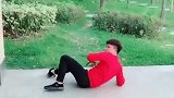 小伙子踩到美女脚，没想到美女会这样做