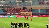 广州恒大出场热身 球员球迷积极互动送上掌声