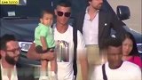 C罗戴墨镜怀抱幼子现身机场 尤文派豪车接驾迅速离开