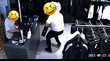 网友们从线上野到线下，第一次尝试买衣服这么刺激鸿星尔克