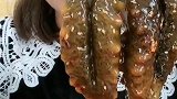 蘸满辣椒油的海参超级有食欲，就是吃起来太费劲
