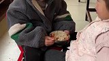 幼稚园喂小妹妹吃饭，挺像那么回事