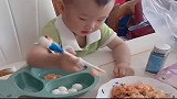 萌娃在家吃饭，从不让妈妈操心，真是太懂事了！